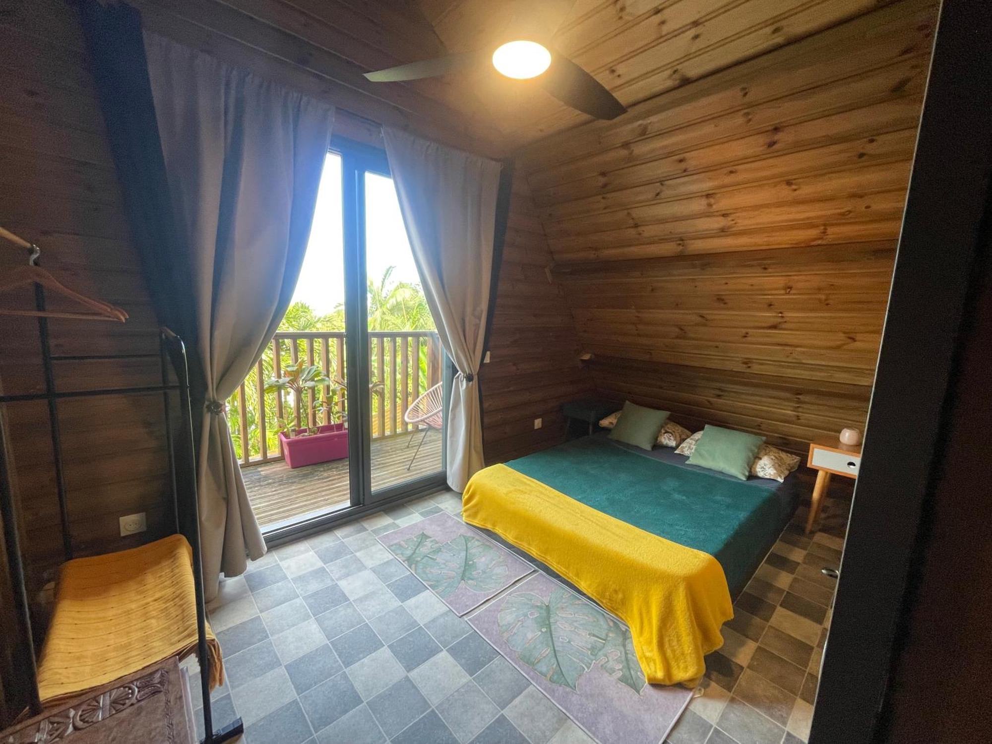 Charmant Chalet Avec Jacuzzi, L'Ile O Vert Saint-Philippe Exterior photo