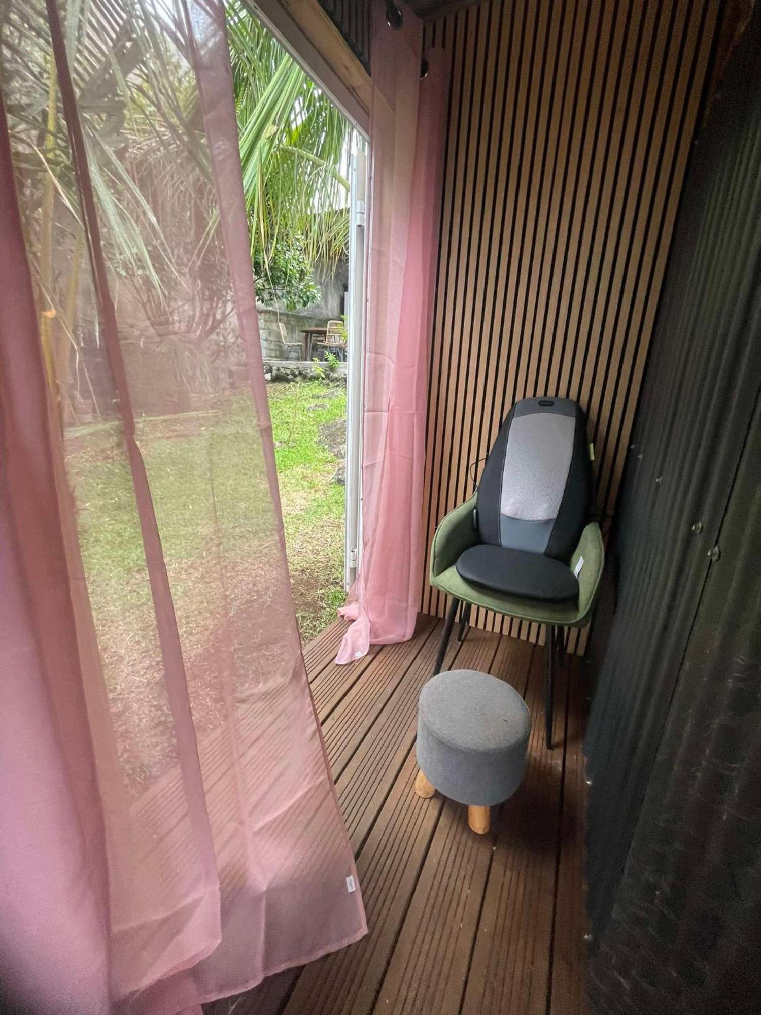 Charmant Chalet Avec Jacuzzi, L'Ile O Vert Saint-Philippe Exterior photo